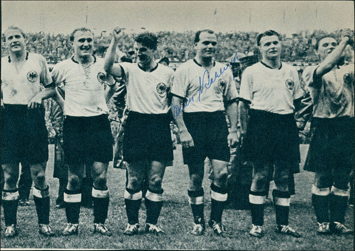 (1924-1974) Originalsignatur auf Magazinfoto von Werner Kohlmeyer (1.FC Kaiserslautern; 22 A-LS von 1951-54. Weltmeister 1954. 18x12,5 cm.