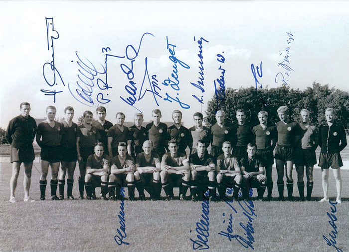 S/W-Laserkopie Mannschaftsbild 1.FC Nürnberg Bundesliga 1963/64 mit 14 original Signaturen der Spieler, 29,5x21 cm.
