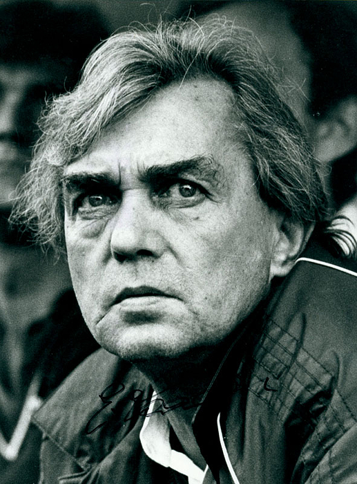 (1925-1992) S/W-Pressefoto (Hartung) mit original Signatur von Ernst Happel. Verstorbener Nationalspieler von Österreich und Startrainer Österreich, Niederlande, Hamburger SV, FC Sevilla, Feijenoord. 21x16 cm.