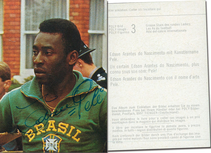 Farbiges Poly-Sammelbild No.3  "Große Stars des runden Leders" Pele mit Originalsignatur "Edson - Pele".  Brasilianischer Weltmeister 1958, 1962 und 1970. 10x7 cm.