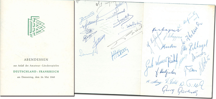 Original Speisekarte vom Amateur Fußball Länderspiel am 26..05.1960. 8 Seiten, Karton 13,5x10,5 cm Innen mit 17 original Signaturen der duetschen Spieler und 12 original Signaturen der französischen Spieler.