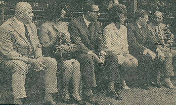 (1904-1987) Originalsignatur auf s/w Zeitungsbild (8x15cm) von Georg Knöpfle (23 A-Länderspiele für Deutschland; SpVgg Fürth, FSV Frankfurt), 16x9,5 cm.