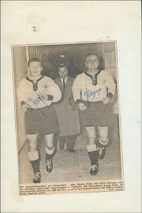 (1912-1970)  Magazinfoto15x10 cm) mit Originalsignatur von Albin Kitzinger (44 A-LS 1935-42) und Andreas Kupfer (1914-2001; 44 A-Länderspiele), aufmontiert auf Papier, 20x15 cm.