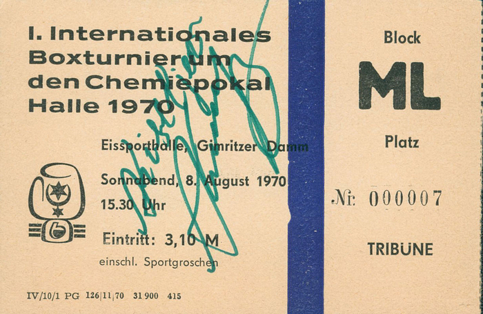 (1938-2005) Original Eintrittskarte mit original Signatur von Alexei Kisseljow (URS). 2 facher Silbermedaillengewinner im Boxen bei den Olympischen Spielen 1964 im Halbschwergewicht und 1968 im Mittelgewicht. 12x8 cm.