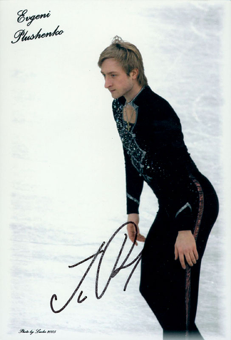 Farbreprofoto mit original Signatur von Jewgeni Plushenko (Pljuschtschenko; RUS). Russische Eislauflegende 2facher Goldmedaillegewinner im Eiskunstlaufen bei den Olympischen Winterspielen 2006 + 2014, 2x Silber 2002 + 2010, 3facher Weltmeister und 7facher Europameister, 15x10 cm.