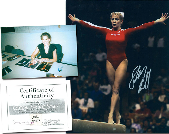 Farb - Pressefoto mit Originalsignatur der mehrfachen Olympia-Gold, Silber und Bronze Gewinnerin bei den Olympischen Spielen 1992 + 1996 Shannon Miller (USA).Mit Echtheitszertifikat und einem Foto bei dem sie genau dieses Pressefoto signiert, 25x20 cm.