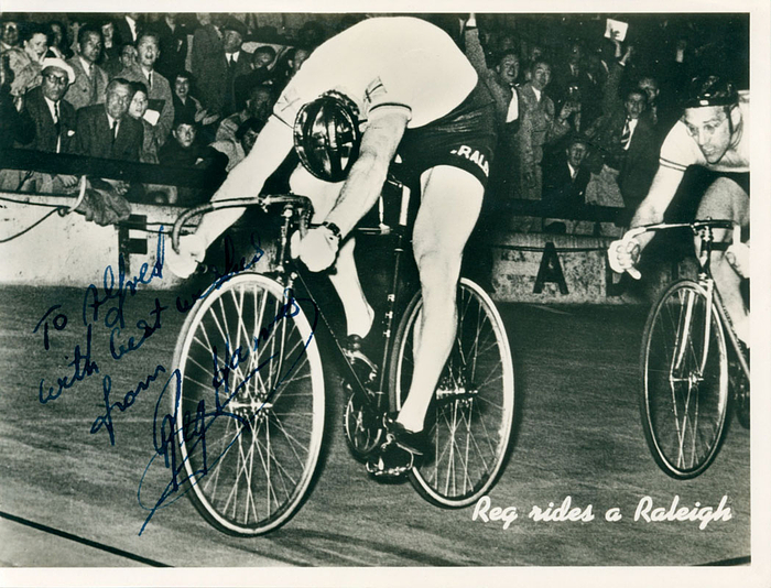 (1920-1992) S/W-Foto mit Originalsignatur vom Silbermedaillengewinner der Olympischen Spiele 1948 im Radrennen "Reg" Harris(GBR, 21x16 cm.