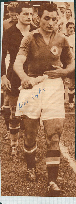 (1922-2008) S/W-Magazinfoto mit original Signatur Rajko Mitic (YUG). Teilnehmer Fußball Weltmeisterschaft 1950 und Silbermedaillengewinner mit Jugoslawien bei den Olympischen Spielen 1948 und 1952, 24x10,5 cm.