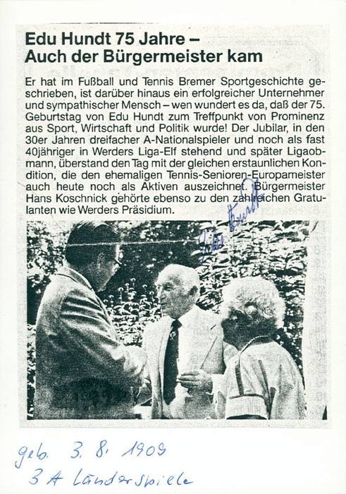 (1909-2002) s/w-Bildkopie mit Originalsignaturen von Eduard "Edu" Hundt. 3 DFB A-Länderspiele. Werder Bremen, 1860 München, Tennis Borussia.. 15x10 cm.