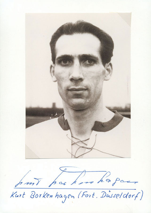 (1919-2012) Karteikarte mit original Signatur von Kurt Borkenhagen (1 DFB A-Länderspiel 1952 gegen Finnland; Fortuna Düsseldorf) und einem aufmontierten S/W-Reprofoto, 15x10 cm.