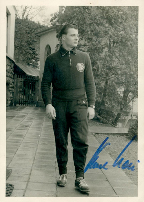 (1928-1993) S/W-Foto mit Originalsignatur desFußball - Weltmeisters von 1954, Karl Mai (21 DFB A-Länderspiele von 1953-1959; SpVgg Fürth).. 10,5 x 7,5 cm.