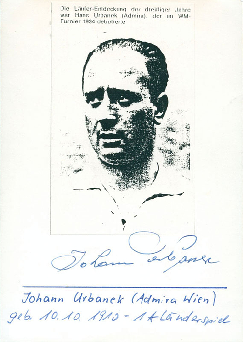 (1910-2000) Karteikarte mit Originalsignatur von Johann Urbanek, österreichischer Fußballspieler (Admira Wien). 15 LS für die österreichische Nationalmannschaft von 1931 bis 1936, 1 LS 1941 für die deutsche Nationalmannschaft (DFB) und Teilnehmer Fußball - Weltmeisterschaft 1934 mit Österreich. Montiert mit einem S/W-Reprofoto auf Karteikarte, 15x10,5 cm.