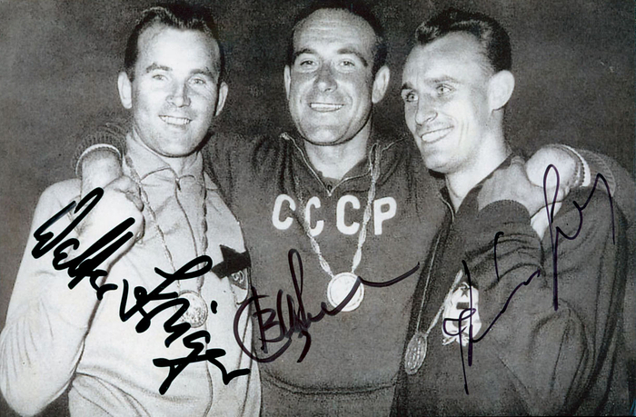 Die Medailengewinner im Speerwerfen bei den Olympischen Spielen 1960 in Rom. S/W-Reprofoto mit original Signatur von Wiktor Zybulenko (URS, 1930-2013). Bronzemedaille bei den Olympischen Spielen 1956 und Gold 1960 im Speerwerfen;  Gyula Zsivótzky (HUN; 1937-2007; Silber 1960, 1964 und Gold 1968) und original Signatur vom Silbermedaillengewinner Walter Krüger (1930-2018; GDR), 15x109 cm.