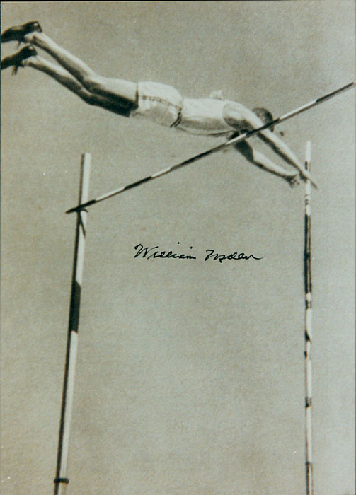 (1912-2008) S/W-Reprofoto mit original Signatur von William "Bill" Miller (USA). Goldemedaille Olympische Spiele 1932 im Stabhochsprung, 17,5 x 12,5 cm.