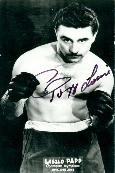 (1926-2003) S/w-Foto einer Autogrammkarte "Studio Mari Photo" mit Originalsignatur von Laszlo Papp. Boxlegende aus Ungarn, 3-facher Goldmedaillengewinner bei den Olympischen Spielen 1948 + 1952 +1956. 14x9 cm.