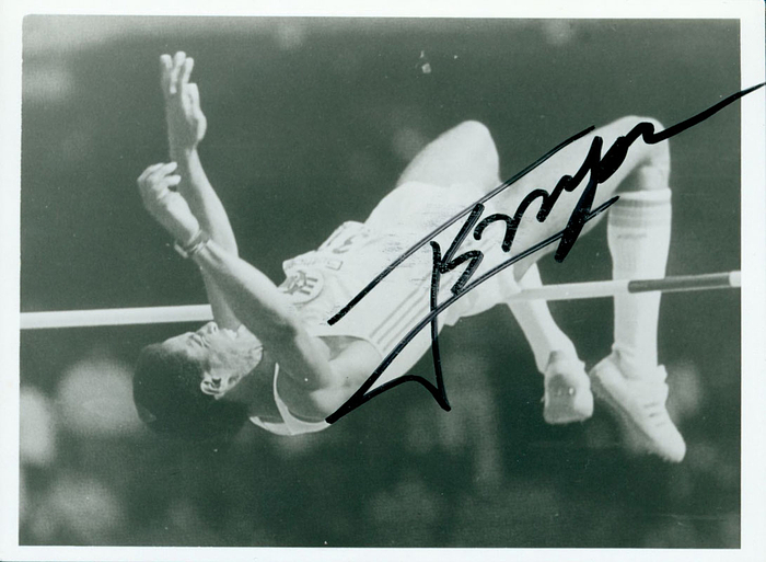 S/W-Foto mit Originalsignatur von Javier Sotomayor Sanabria. Kubanischer Hochspringer. Olympiasieger 1992 und Olympiazweiter 2000 im Hochsprung. Außerdem  zwei Weltmeistertiteln im Freien und vier Weltmeistertiteln in der Halle. 12x9 cm.