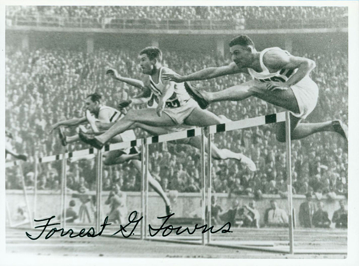(1914-1991) Reprofoto mit Originalsignatur von Forrest Towns (USA). Goldmedaillen-Gewinner Olympia 1936 über 110m Hürden. 12x9 cm.
