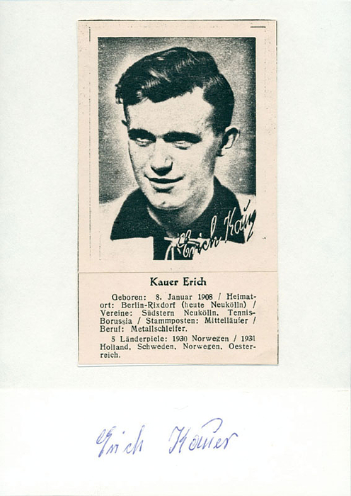 (1908-1989) Karteikarte mit aufmontiertem Blancobeleg (10,5x3,5 cm) mit Originalsignatur und Reprobild von Erich Kauer. (5 DFB A-Lämderspiele, Tennis Borussia Berlin). 15x10 cm.