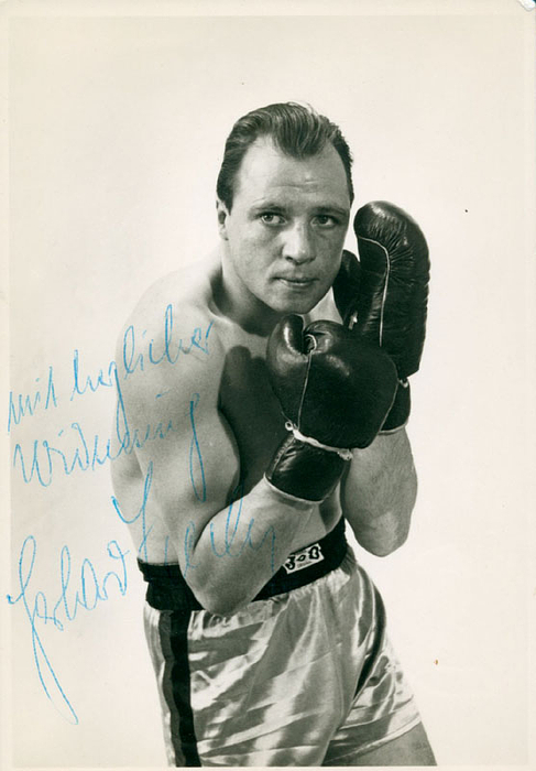 (1923-2005) Originalsignatur auf S/W-Autogrammkarte von Gerhard Hecht. Ex-Europameister im Halbschwergewicht. 14,5x10 cm.