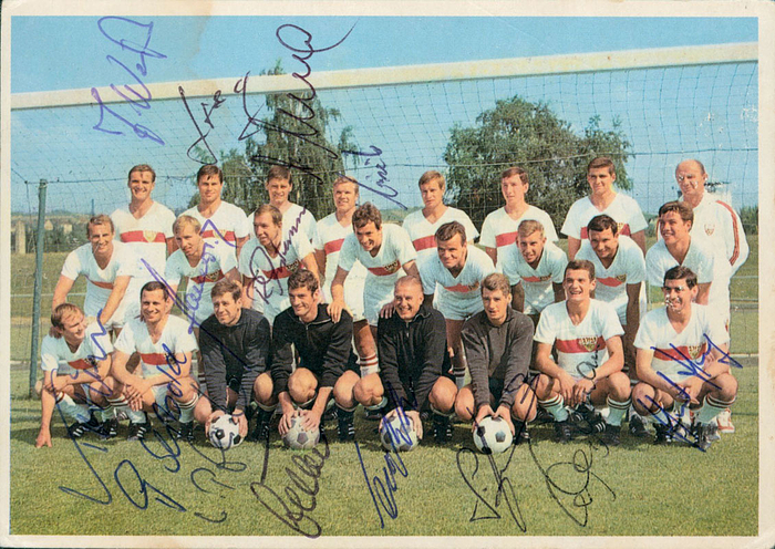Farbiges Sammelbild (Bergmann-Verlag) der Mannschaft des VfB Stuttgart 1968/69 mit ca. 14 Originalsignaturen der Spieler. 14,5x10,5 cm.