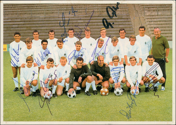 Bergmann-Sammelbilder Sport-Bild 68 (15x10 cm) Borussia Mönchengladbach von ca.1968 mit 12 Originalsignaturen der Spieler.