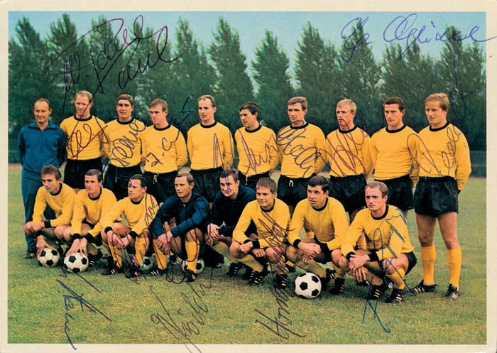 Farbiges Bergmann Sammelbilder 1968 Borussia Dortmund. Mit den Originalsignaturen von 15 Spielern (mit den Nationalspielern Assauer, Paul usw.). Karton, 14,5x10 cm.