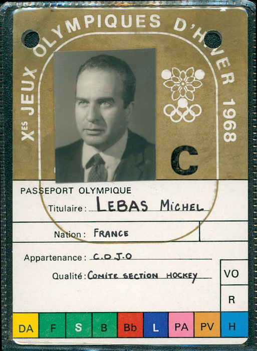 „Passeport Olympique. Grenoble 1968. COJO - Comite section hockey. Michel Lebas“ Für den Leiter des OK Eishocky. Original Plastikhülle. 11x8,5 cm.
