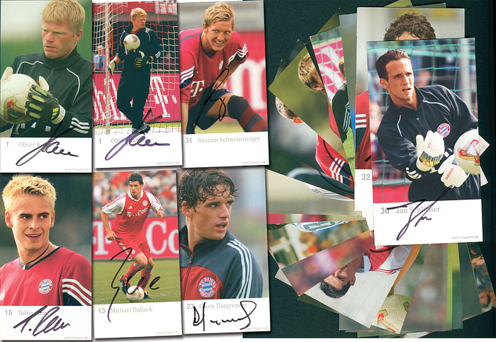 30 verschiedene Autogrammkarten von "Telekom" mit Originalsignaturen von Spielern des FC Bayern München der Saison 2002 - 2004.. 20 verschiedene Spiele, davon 10 Spieler mit verschiedene Bildmotiven.  Je 17x9 cm.