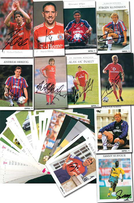 37 offizielle Autogrammkarten des FC Bayern München mit original Signaturen aus der Zeit 1995 - 2006. 31 verschiedene Spieler, alles Nationalspieler. Mit 6 doppelten Spielern, aber verschiedene Kartenmotive.