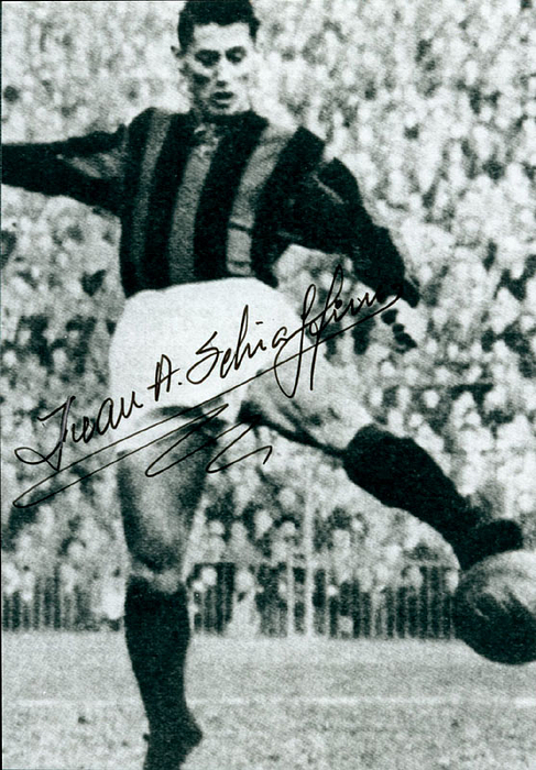 (1925-2002) SW-Reprofoto mit Originalsignatur von Juan Alberto Schiaffino. Fußball-Weltmeister 1950 mit Uruguay. 15x10,5 cm.