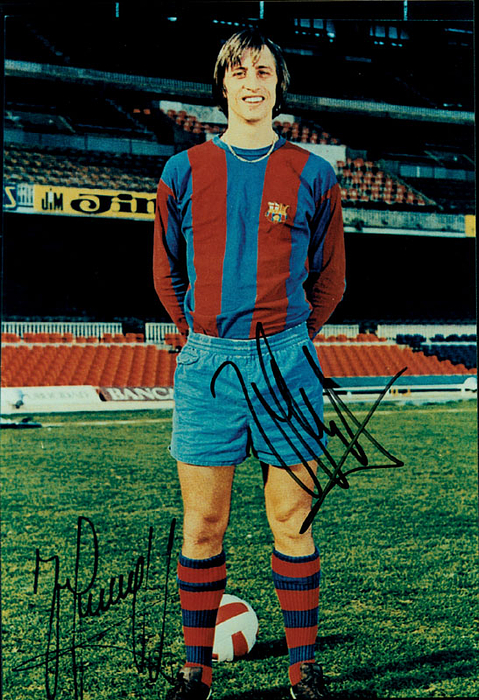 (1947-2016) Farb-Reprofoto mit Originalsignatur von Johan Cruyff im Trikot des FC Barcelona. Niederländischer Vize-Weltmeister 1974 und 1978. 30,5x20,5 cm.