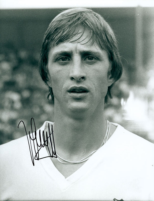 (1947-2016) s/w-Pressefoto (Horst Müller)  mit Originalsignatur von Johan Cruyff. Niederländischer Vize-Weltmeister 1974 und 1978, Weltfußballer und Startrainer. 21,5x16,5 cm.