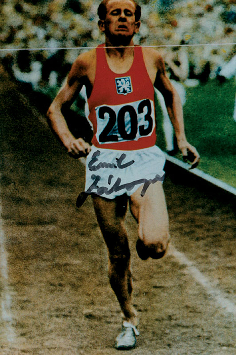 (1922-2002). Originalsignatur auf s/w-Farbreprofoto vom verstorbenen tschechischen Leichtathlet Emil Zatopek. 3-facher Olympiasieger 1948+1952 und der bisher erfolgreichste Leichtathlet nach dem 2. Weltkrieg. 15x10 cm.