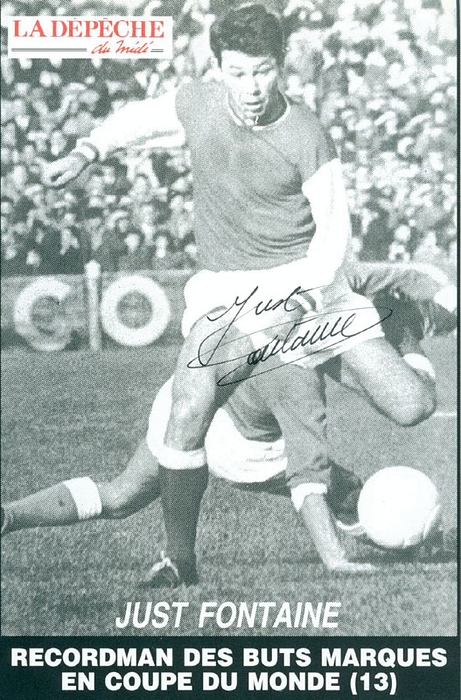 s/w-Autogrammkarte mit Originalsignatur und Widmung von Just Fontaine. Französischer WM-Torschützenkönig 1958 (13 Tore). 15,5x10,1 cm.