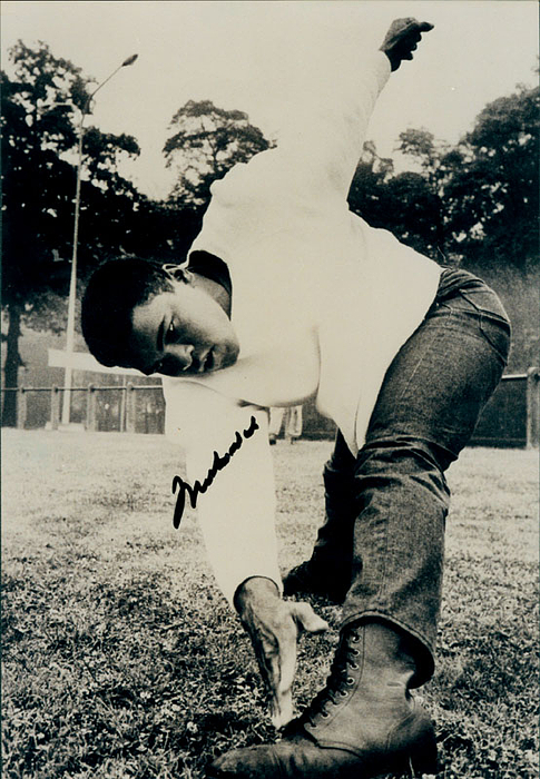 (1942-2016) S/W-Reprofoto mit Originalsignatur von Boxlegende Muhammad Ali (USA). Mehrfacher Schwergewichtsweltmeister und Olympiasieger 1960 im Boxen. 30,5x20,5 cm.