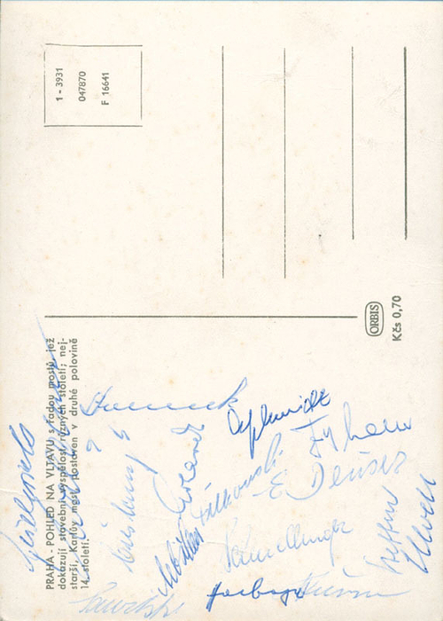 Postkarte (15x10,5cm) vom Länderspiel CSSR - Deutschland am 1.4.58 aus Prag. mit 15 original Autographen unter anderem von Sawitzki, Erhardt, Juskowiak, Schnellinger, F.Walter, Herberger, Sturm, Retter, Schmidt, Tilkowski, Stollenwerk, Klodt, Cierslarsky und Schäfer. 14,5x10,5 cm.