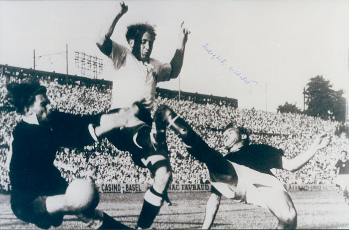 (1922-2002) s/w-Reprofoto (Großformat) mit zwei Originalsignatur von Nandor Hidegkuti. Ungarischer Vizeweltmeister 1954 und Olympiasieger 1952. 29,9x19 cm.