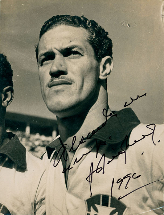 (1922-1996) S/W-Pressefoto von Ademir Marques de Menezes, Vize-Weltmeister mit Brasilien bei der Fußball - Weltmeisterschaft 1950. Mit Original-Autograph / Widmung. 24x18 cm.