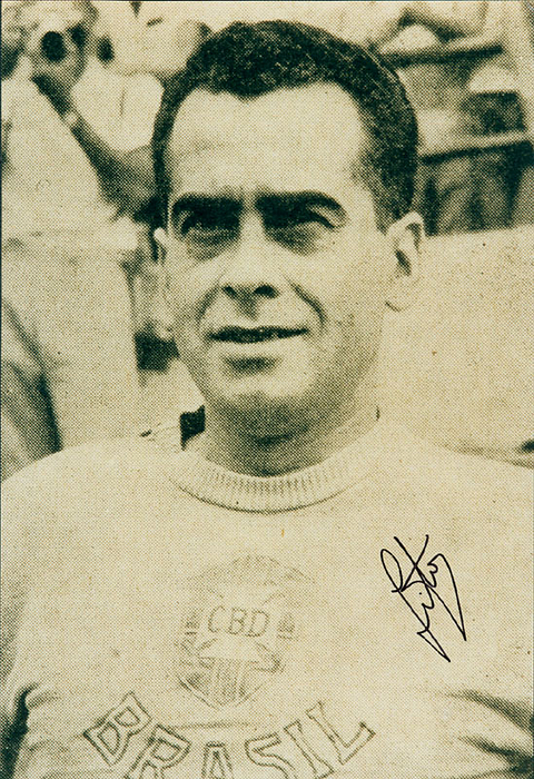 (1932-2015) Farbreprofoto (Großformat) von Zito (José Ely de Miranda). Fußball Weltmeister 1958 und 1962 mit Brasilien. 30x20 cm.