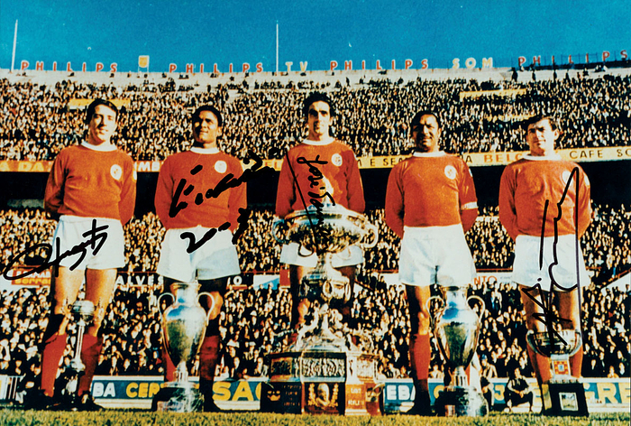Benficas legendärer Sturm auf einem Farb-Reprofoto "Europacupsieger 1961/62" original signiert von J. Augusto, Eusebio (+), Torres (+), und Simoes. 30x20 cm.