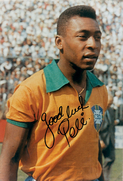 (1940-2022) Großes Farbreprofoto mit Originalsignatur von Pele. Brasilianischer Fußball - Weltmeister 1958, 1962 und 1970. 30x20,5 cm.