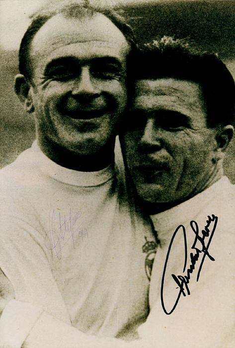 S/W-Großreprofoto mit Originalsignaturen der legendären Superstars Ferenc Puskas (1927-2006) und Alfredo di Stefano (1926-2014) vom 5maligen Europacupsieger hintereinander Real Madrids (1956-1960). 30x20cm.