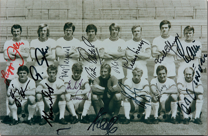 Schönes S/W-Großreprofoto der Mannschaft von Borussia Mönchengladbach ca. 1971 mit 15 original Signaturen aller abgebildeten Spieler, 30x20,5 cm.