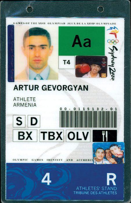 „Identity Card. Games of the XXVII Olympiad Sydney 2000“ Offizieller Olympiaausweis (16x10 cm) für Artur Gevorgyan (Armenia) der im Boxen antrat, Kunststoff, 17x11cm.