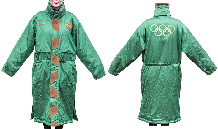 Original worn Wintermantel von den Olympischen Spielen 2002 in Salt Lake City ausschließlich für die IOC - Mitglieder! Getragen von Peter Julius Tallberg als Funktionär für das IOC. Peter Julius Tallberg war  bei den Olympischen Spielen 1964 bis 1980 als Aktiver im Segeln für Finnland dabei. Von 1976 bis 2015 war er Mitglied des Internationalen Olympischen Komitees (IOC) und überreichte unter anderem den Sportlern die Medaillen. Staus:AAA.
