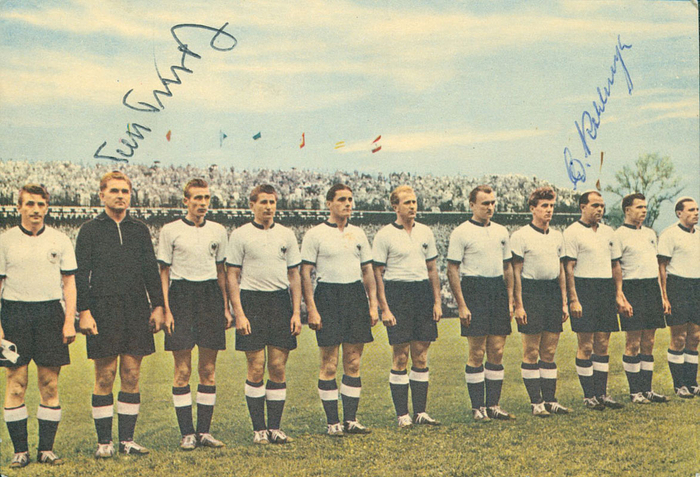 Original Farbpostkarte (Pinguin-Verlag Nr. 1) aus dem Jahre 1963 mit der deutschen Nationalmannschaft vor dem Endspiel der Fußball - Weltmeisterschaft 1954 mit original Signaturen von Werner Kohlmeyer (1942 - 1974) und Toni Turek (1919-1984), 14,5x10 cm.