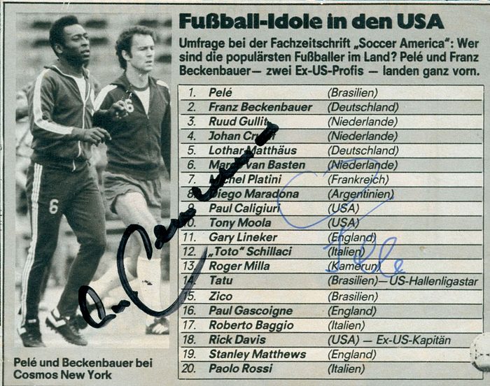 S/W-Magazinfoto mit den Fußballlegenden Pele (1940 - 2022) und Franz Beckenbauer (1945-2024) beim Training von Cosmos New York,. Mit original Signaturen von beiden Fußball - Weltmeistern, 12x10 cm.