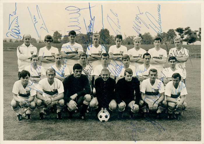 S/W-Foto mit der Mannschaft des des VfB Stuttgart ca. 1968 mit 19 original Signaturen der Spieler, 14,5x10,5 cm.