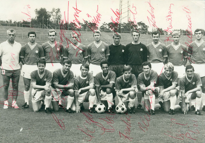 S/W-Mannschaftsfotopostkarte vom Karlsruher SC ca. 1968 mit 17 Originalunterschriften der Spieler, 13x9,5 cm.