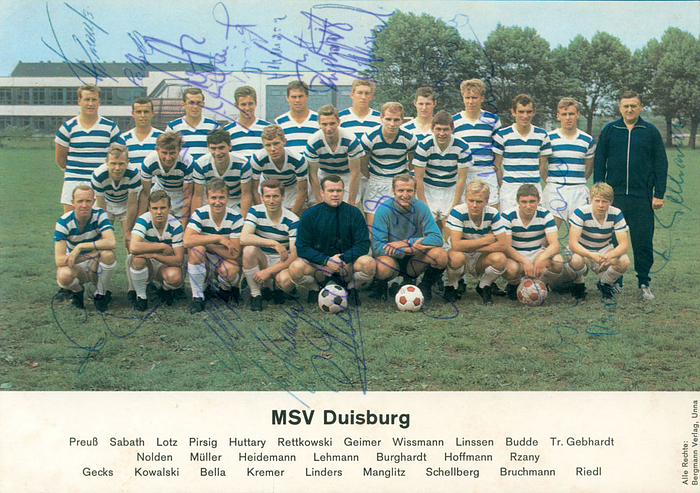 MSV Duisburg großes "Bergmann" Bundesliga Mannschaftsfoto 1968 mit 21 original Signaturen der Spieler, 21x14,5 cm.